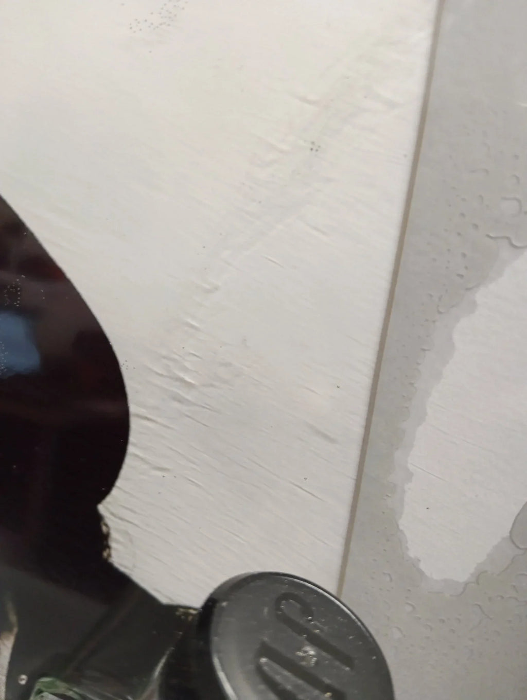 Detailansicht eines 3D-Bilds in Epoxidharz auf Holz mit Whiskeydeckel, handgefertigte Dekoration.