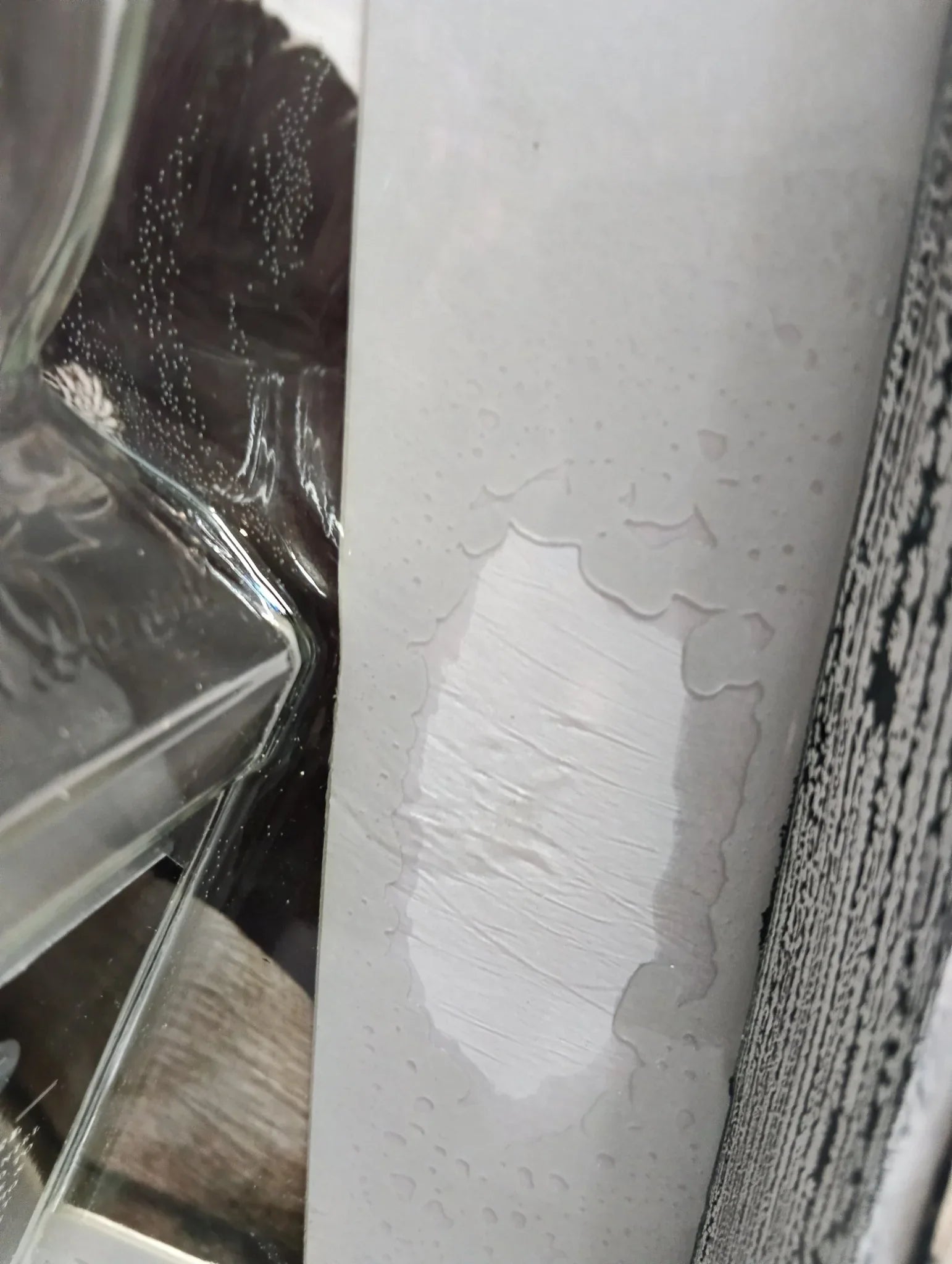 Nahaufnahme einer 3D-Epoxidharz-Oberfläche mit Lufteinschlüssen und Holzstruktur