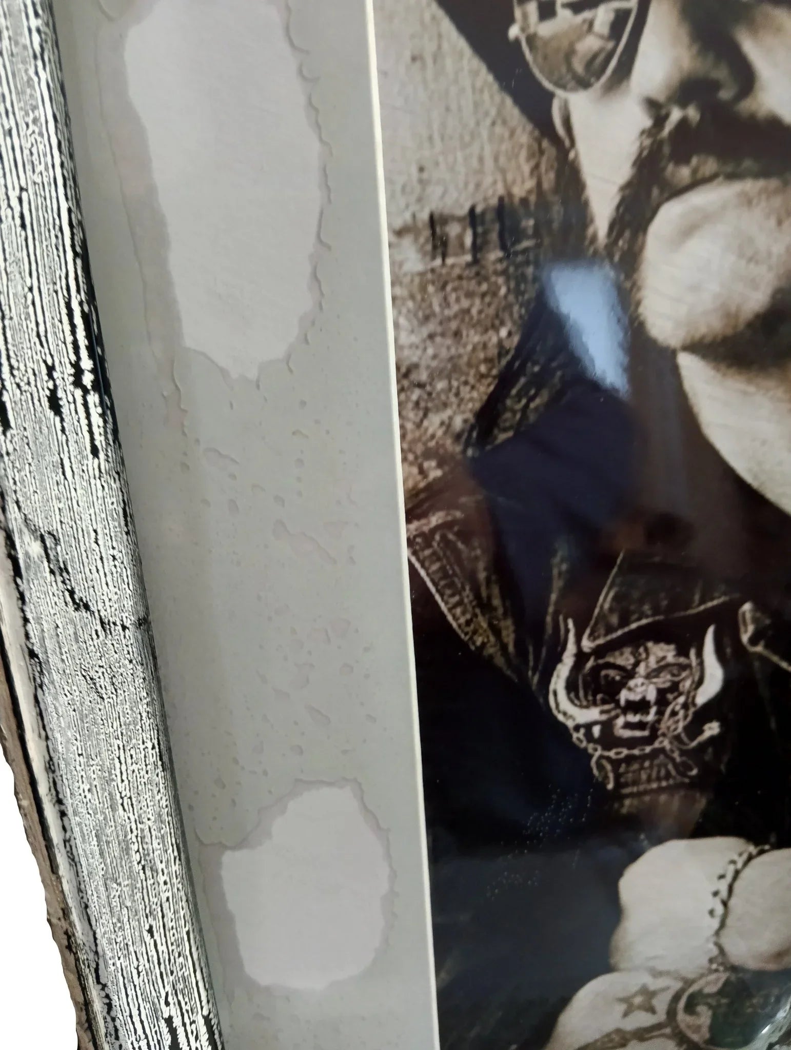 Detailansicht eines 3D-Bildes mit Epoxidharz, rustikaler Holzrahmen, maskulines Porträt