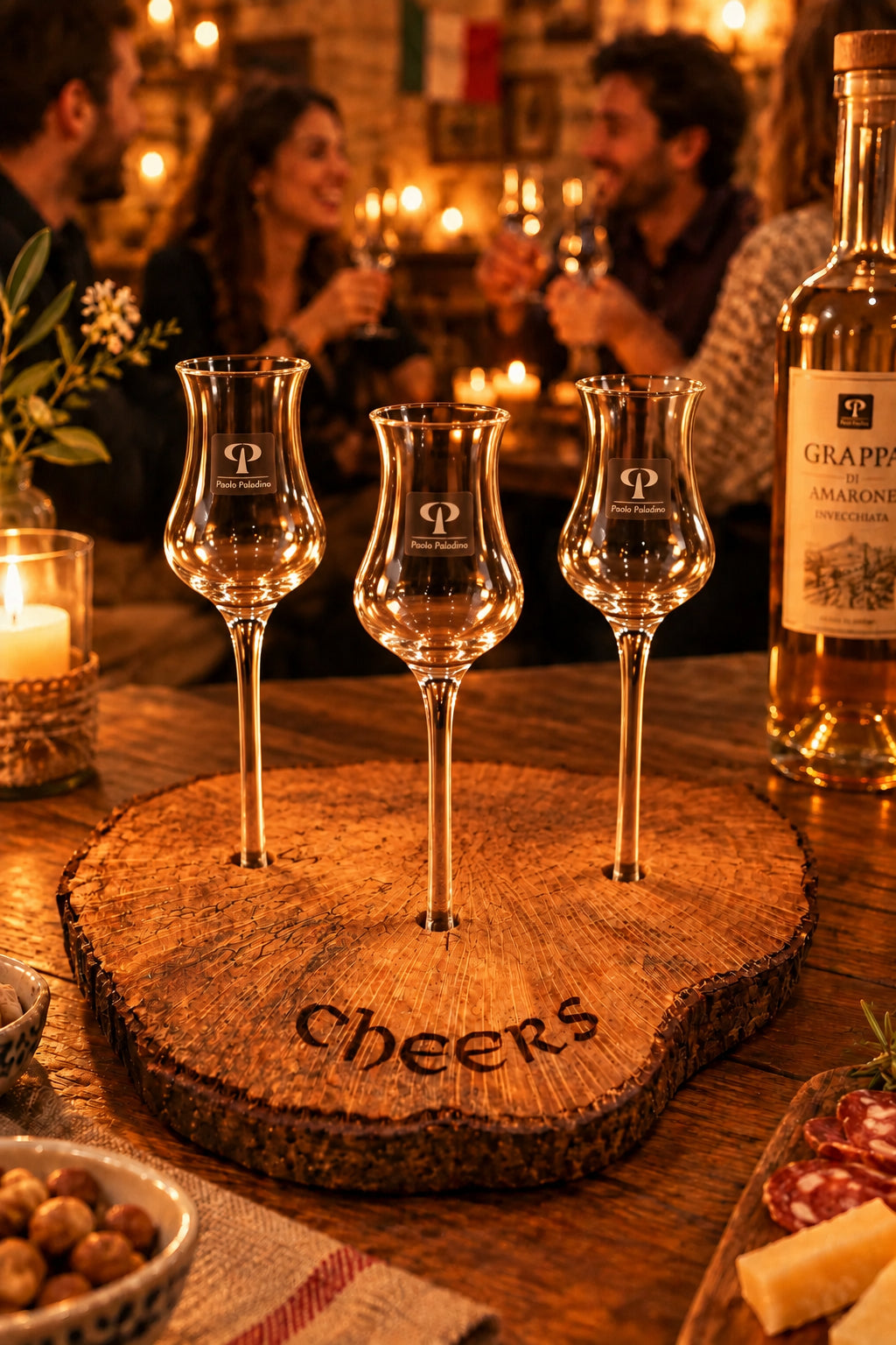 Haselnuss Baumscheibe mit Baumrinde und graviertem Cheers Schriftzug mit drei Grappa Gläsern