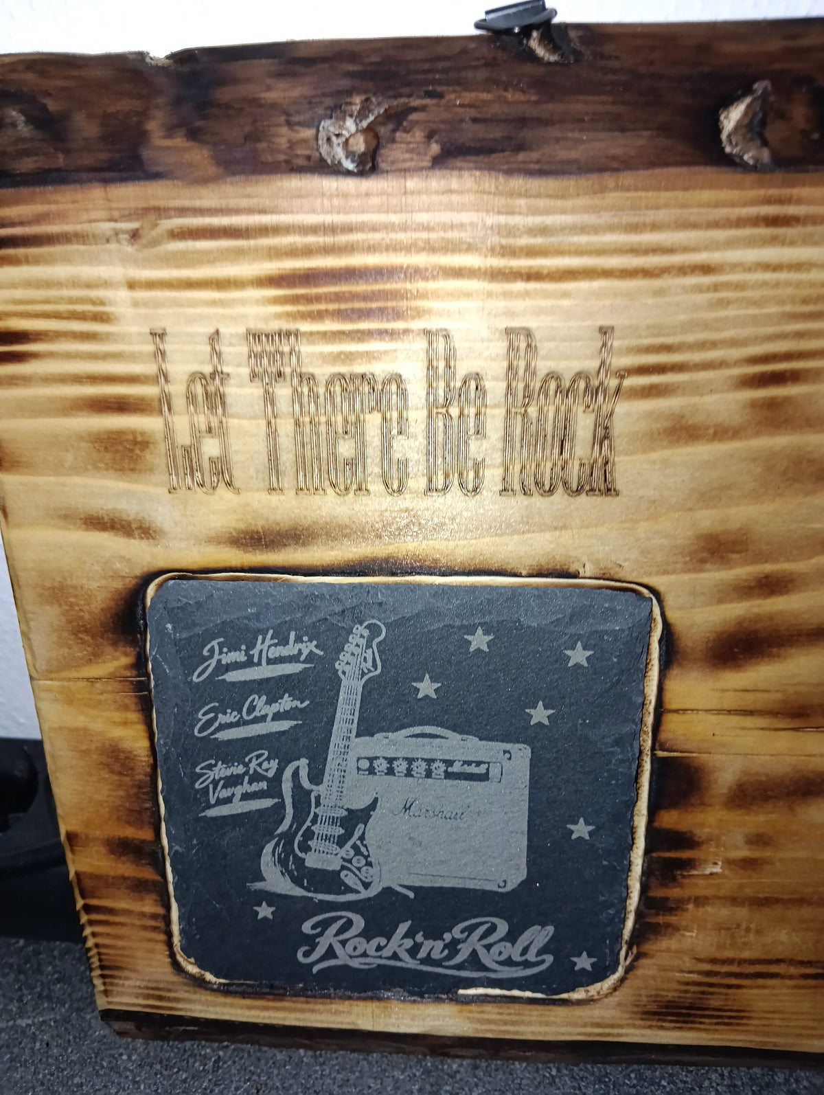 Holzbrett aus Fichte mit Schiefer und Rockmusik-Gravur
