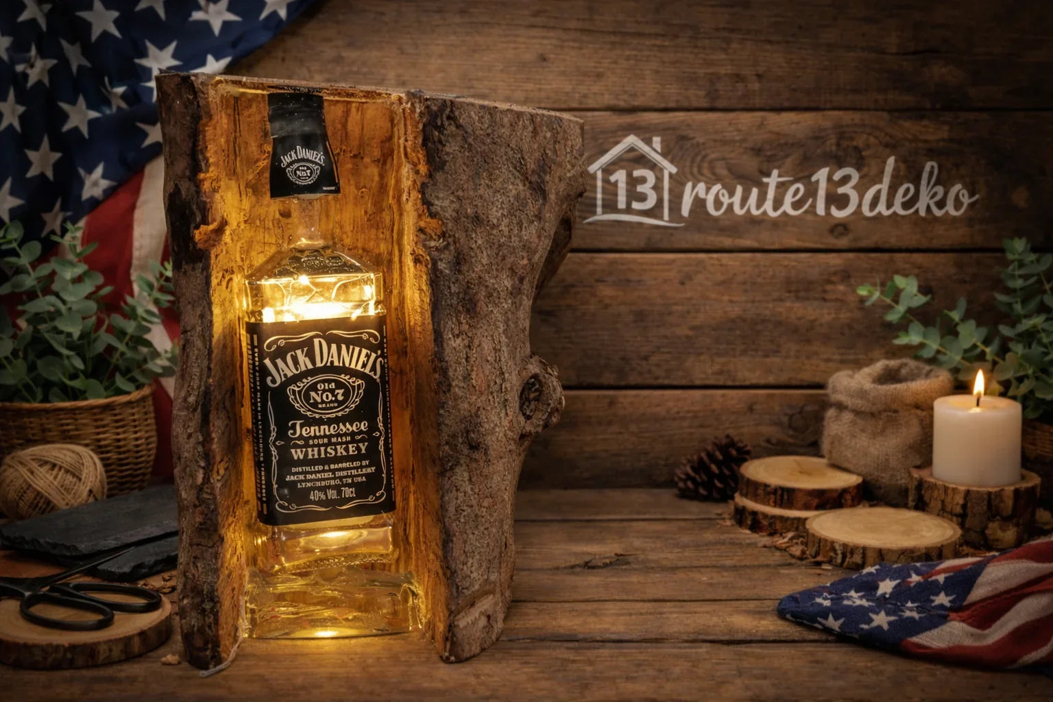 Jack Daniel's Flasche mit LED-Beleuchtung im ausgehöhlten Baumstamm, rustikale Dekoration