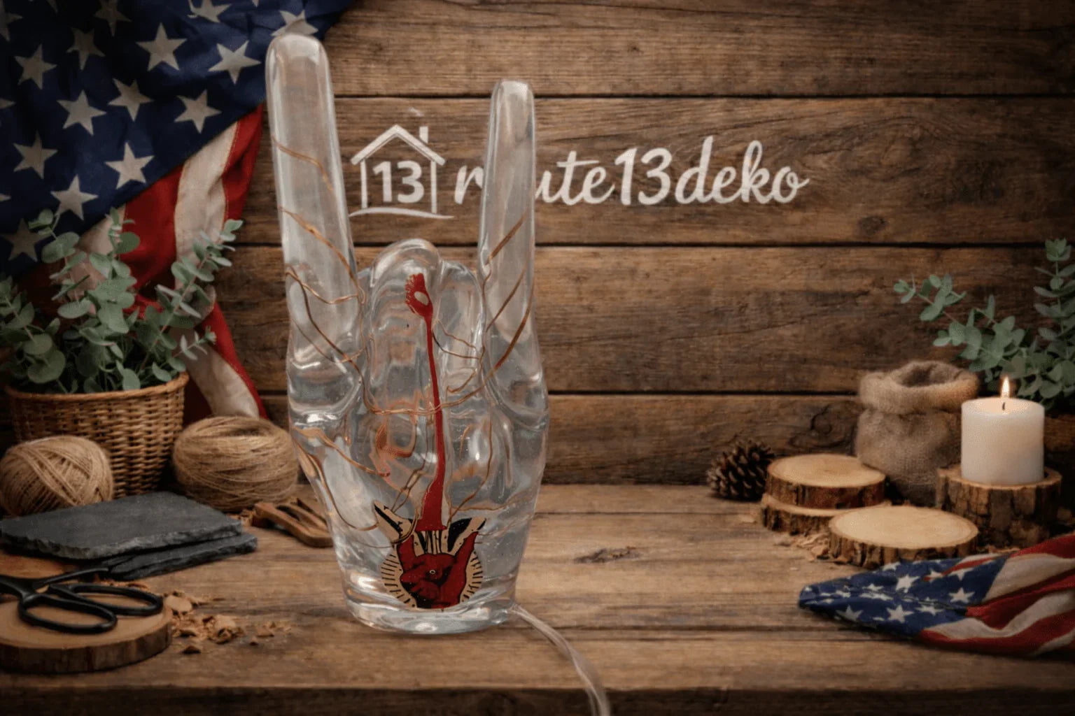 Handgefertigte Deko Rockhand aus Epoxidharz mit Beleuchtung, auf Holztisch mit Naturmaterialien.