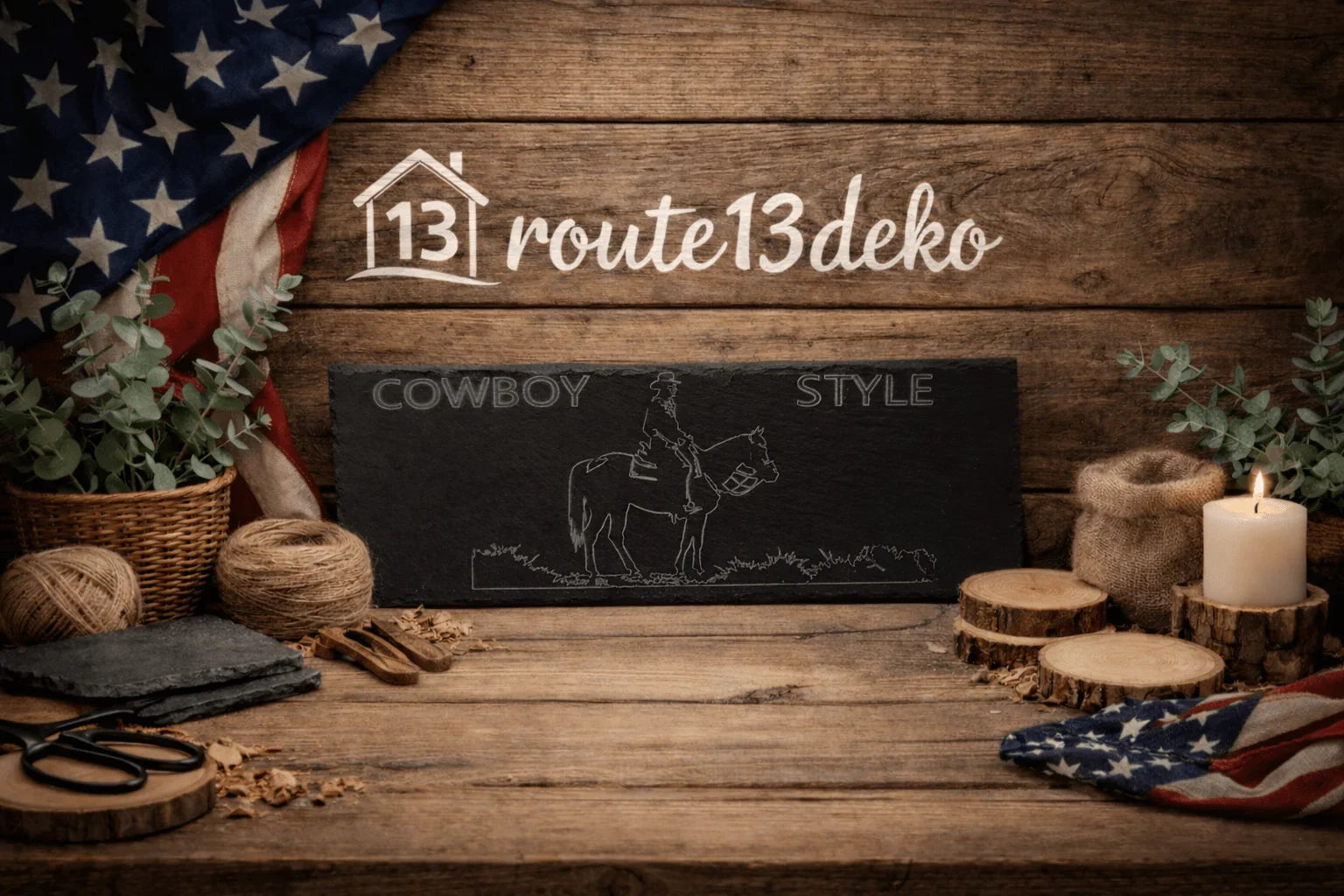 Gravierte Schiefertafel mit Cowboy-Motiv und Schriftzug Cowboy Style, dekorativ auf Holz präsentiert