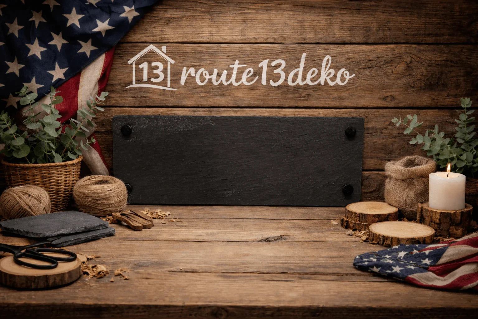 Rechteckige Schiefertafel im Cowboy-Style mit rustikaler Holzdeko, Kerze und Amerikanisch-Flagge
