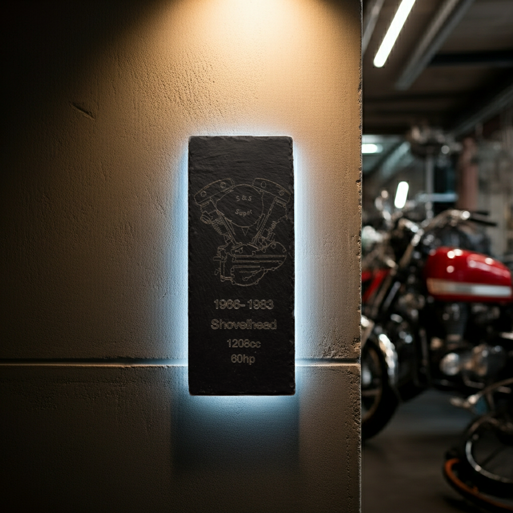 Schieferplatte Motorrad Motor an der Wand