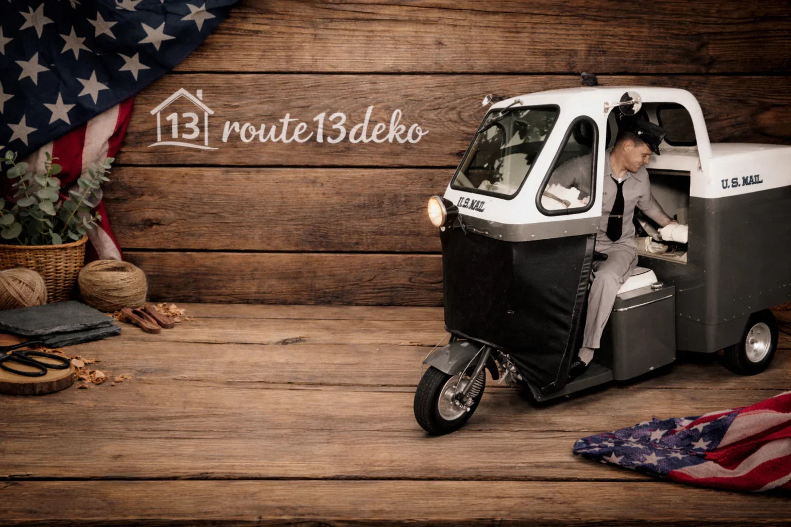US Mail Zusteller Modellauto vor Holzhintergrund mit Vintage-Deko und amerikanischer Flagge